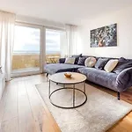 Moderne 2-zimmer-wohnung Mit Atemberaubender Skyline Aussicht Auf Frankfurt! Apartment
