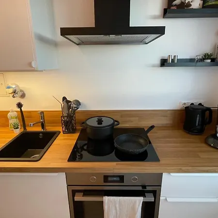 Moderne 2-zimmer-wohnung Mit Atemberaubender Skyline Aussicht Auf Frankfurt L Parkplatz L Netflix L Kueche